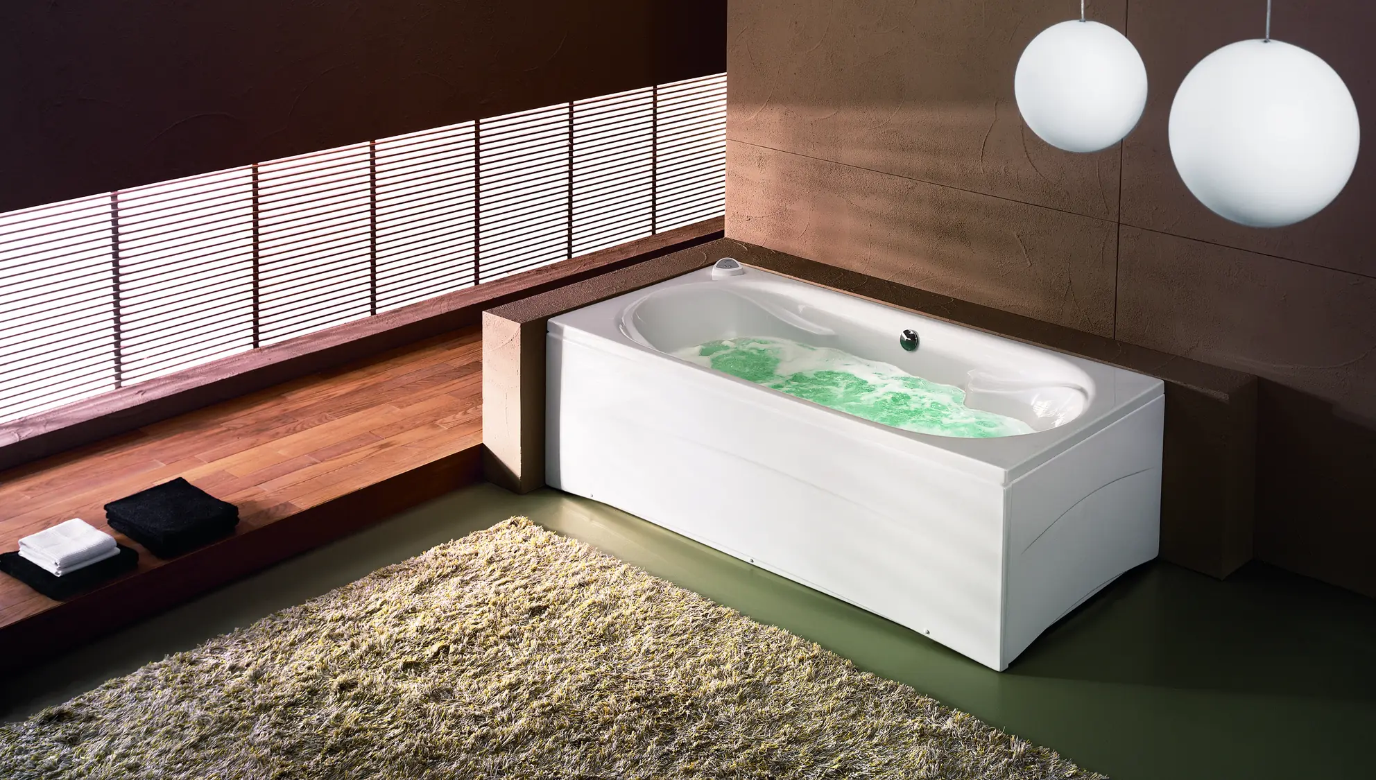 Weiße Aquaestil Hydromassagewanne mit eingeschaltetem Massagesystem in einem holzverkleideten Badezimmer